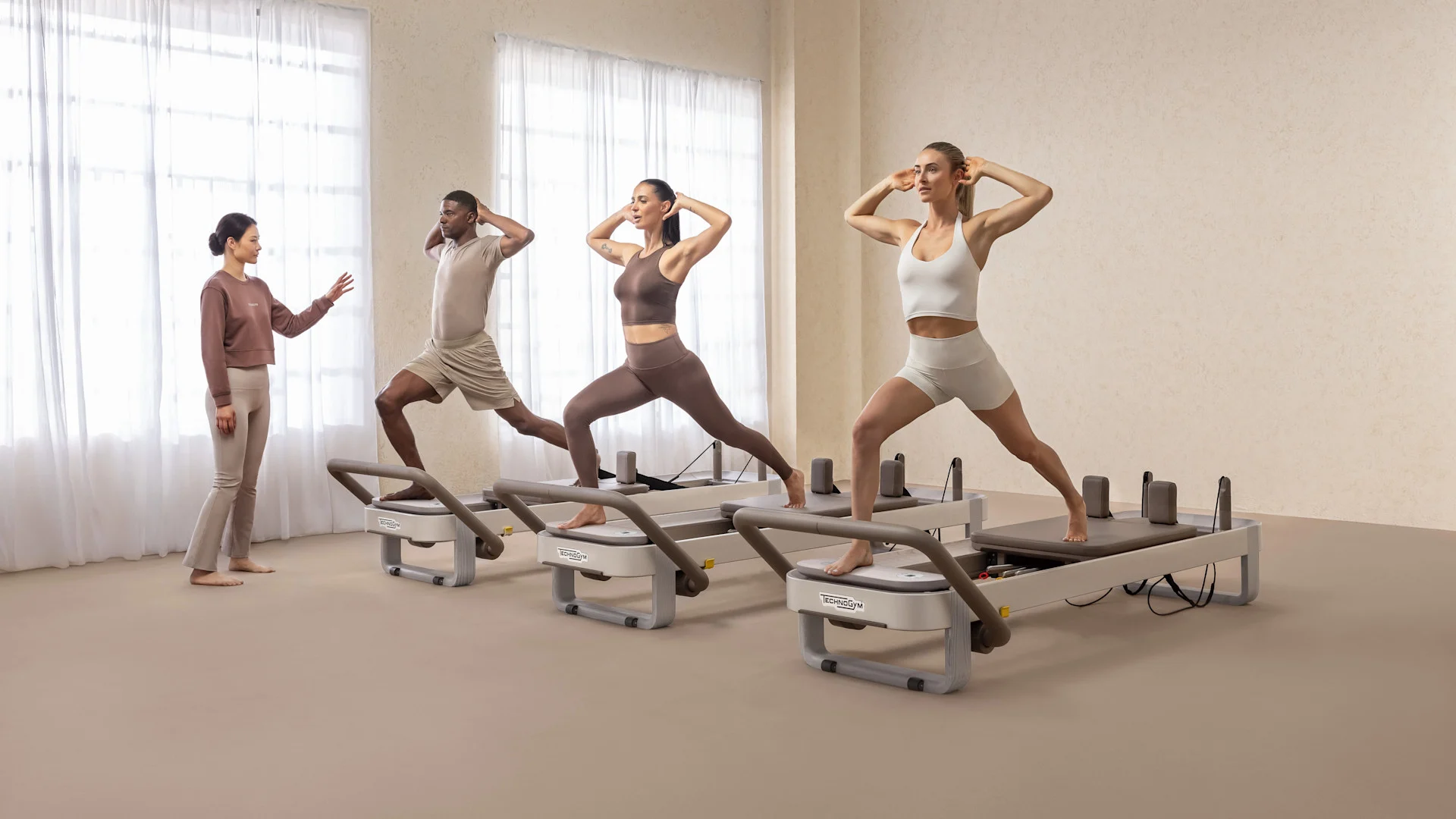 Pilates Training in Neuss mit Fokus auf Kraft und Haltung - Szene 1