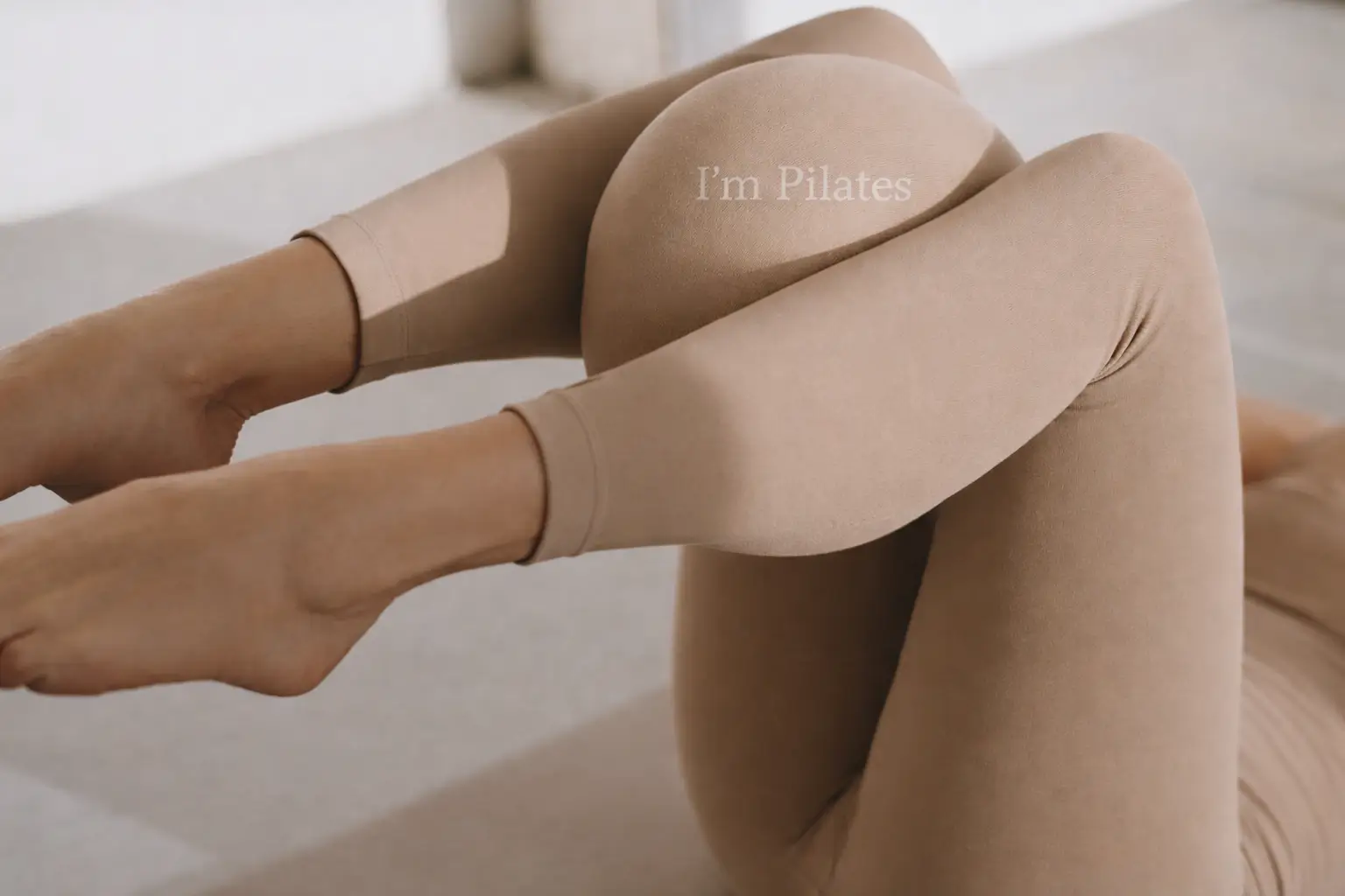 Pilates Training in Neuss mit Fokus auf Kraft und Haltung - Szene 1